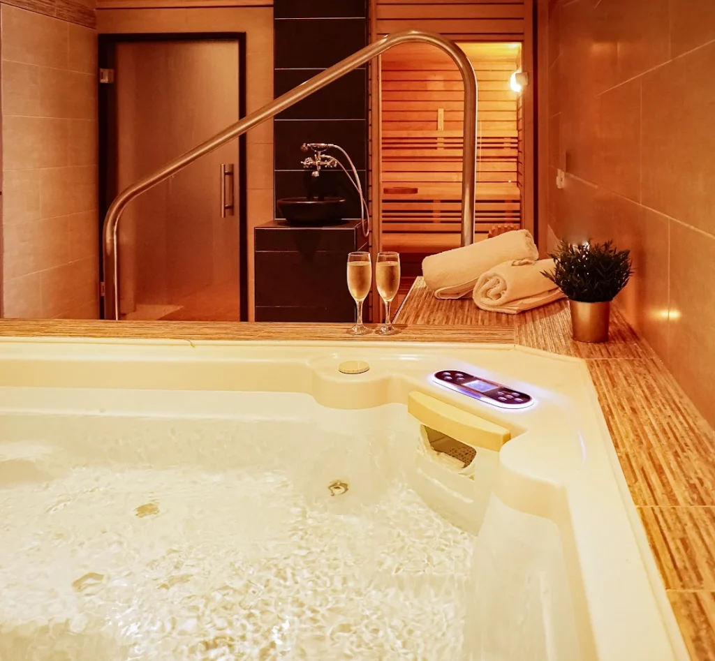 Photo montrant un jacuzzi avec en fond un hamam et un sauna