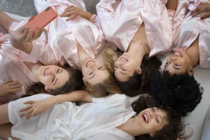 Groupe de femme profitant d'un enterrement de vie de jeune fille au spa
