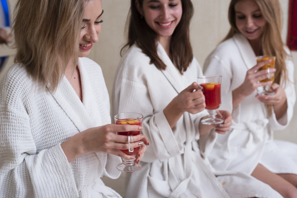 Photo de 3 femmes au spa profitant d'un moment de détente